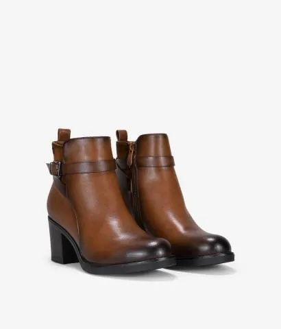 Botines con tacón y hebilla marrones
