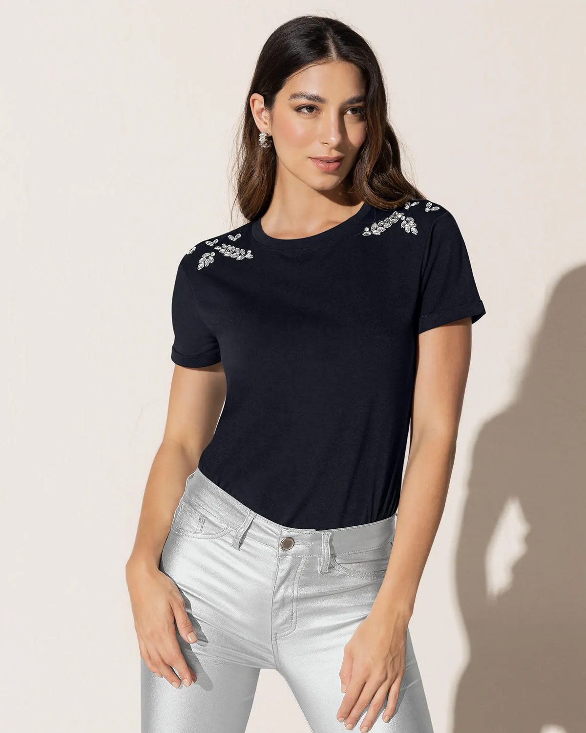 Camiseta manga corta con apliques decorativos
