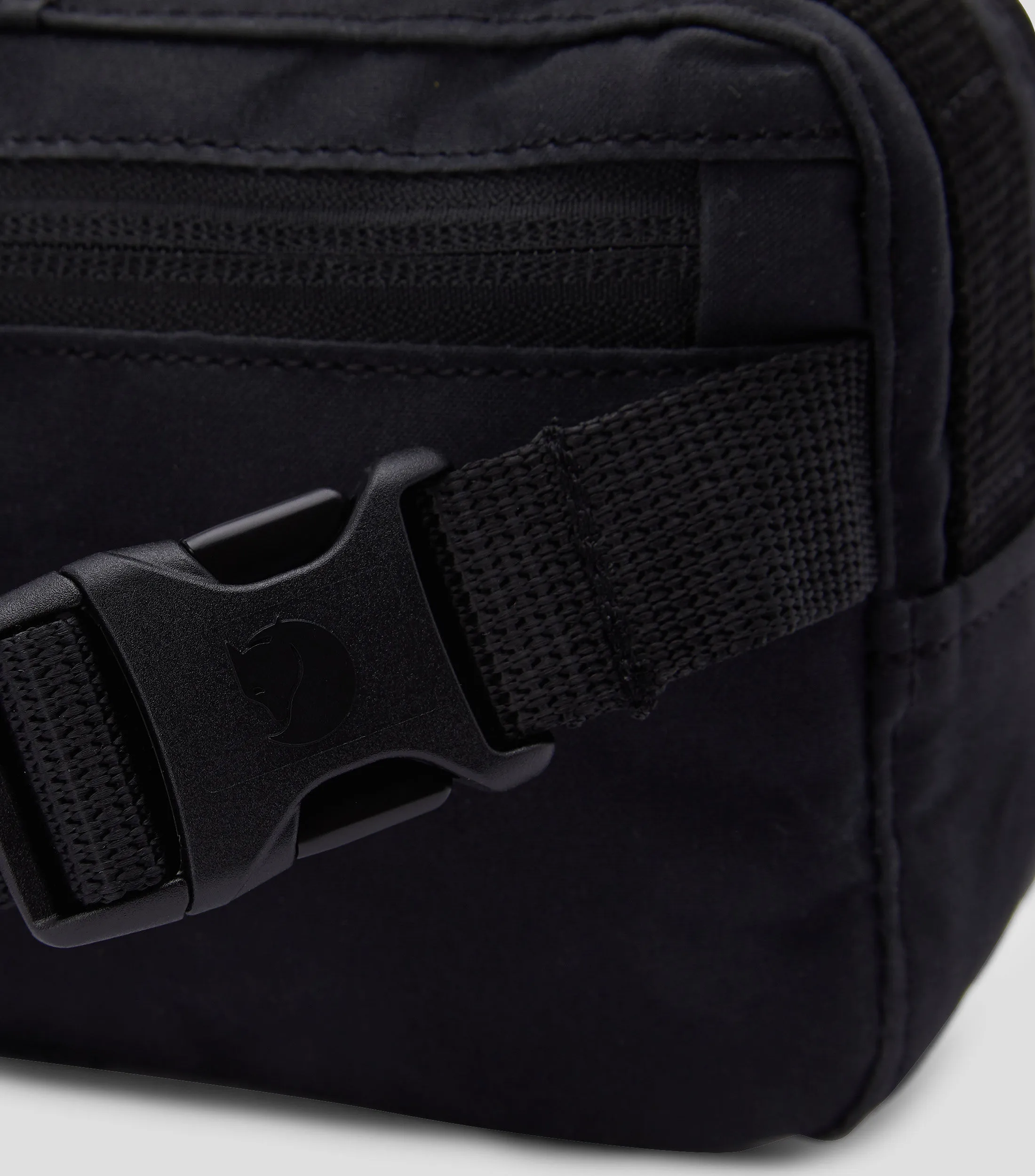 Fjällräven Cangurera negra Frost Mujer