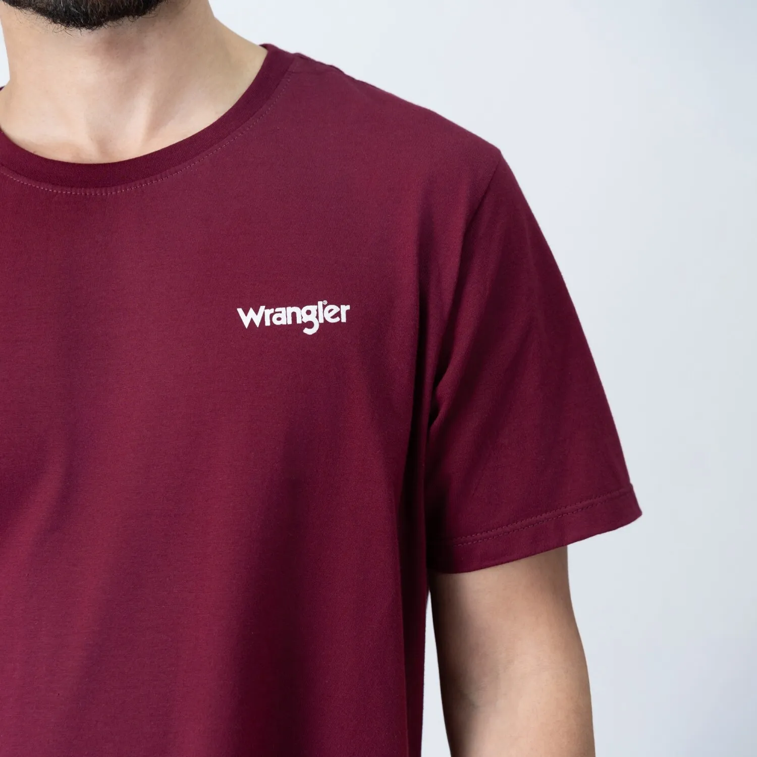REMERA WRANGLER DE HOMBRE  GREENSBORO LOGO  WM5503URMS  SIN COLOR