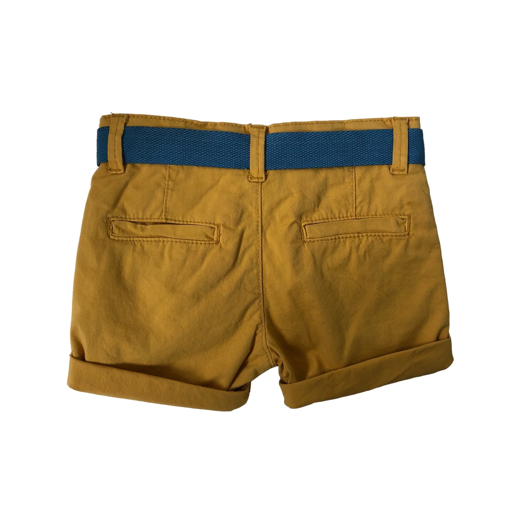 Short amarillo con cinturon azul 