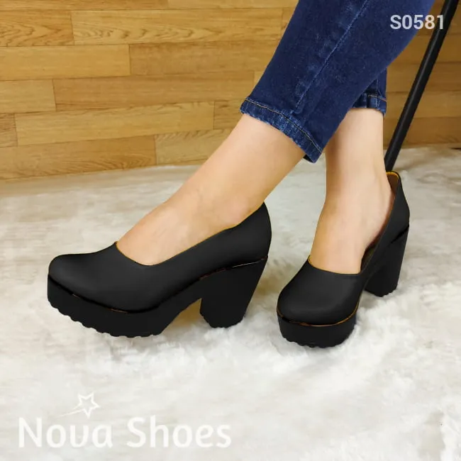 Tacones totalmente cerrados, suela negra antideslizante