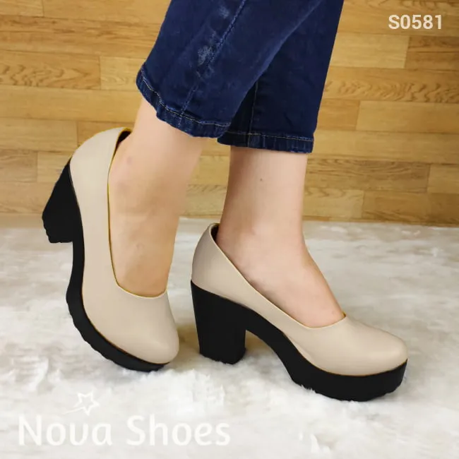 Tacones totalmente cerrados, suela negra antideslizante