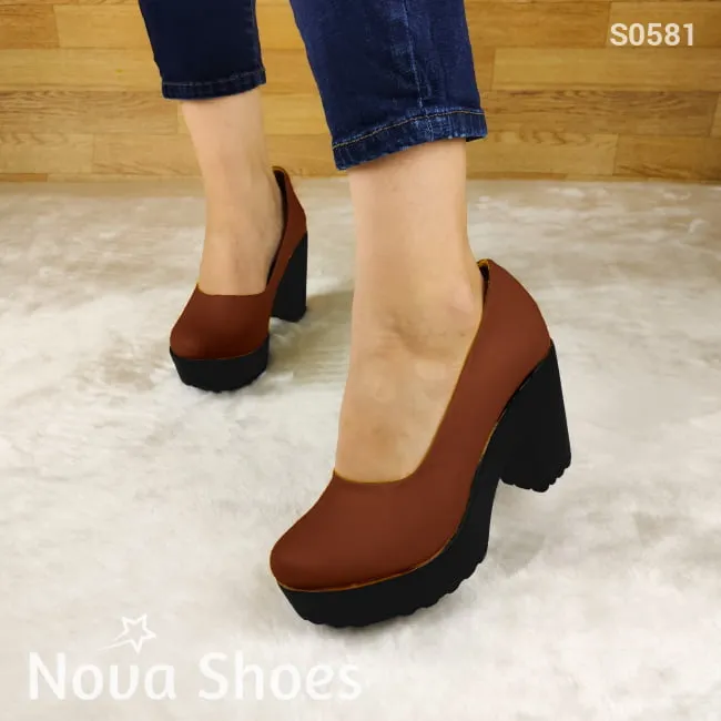Tacones totalmente cerrados, suela negra antideslizante