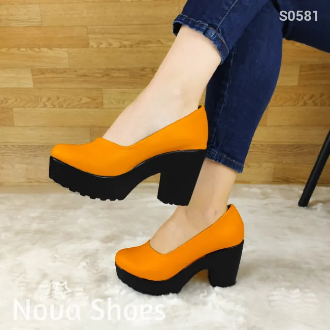 Tacones totalmente cerrados, suela negra antideslizante